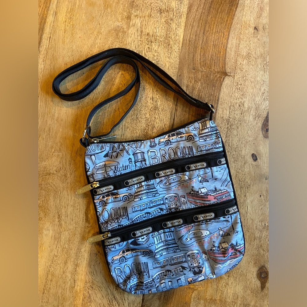 LeSportSac small crossbody with zippers EUC
Blue/gray color